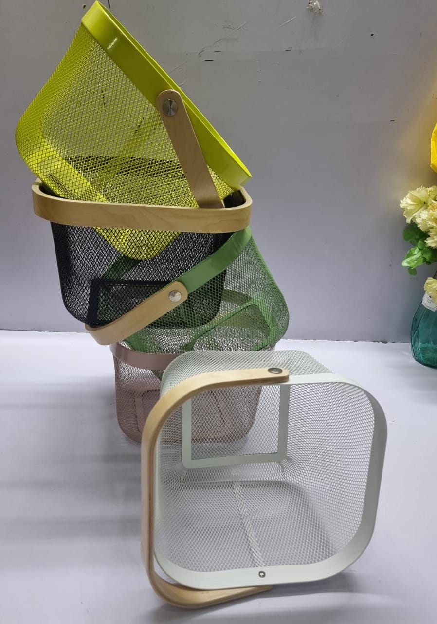 High quality mesh wire fruit basket with wooden handle