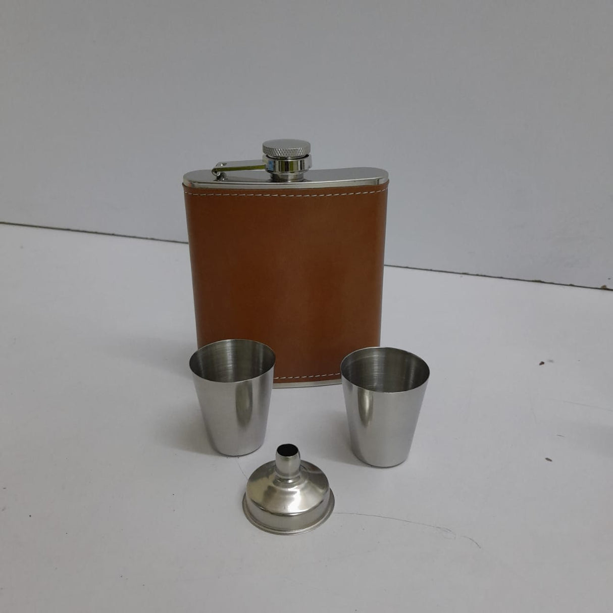 Portable hip flask/whisky bottle