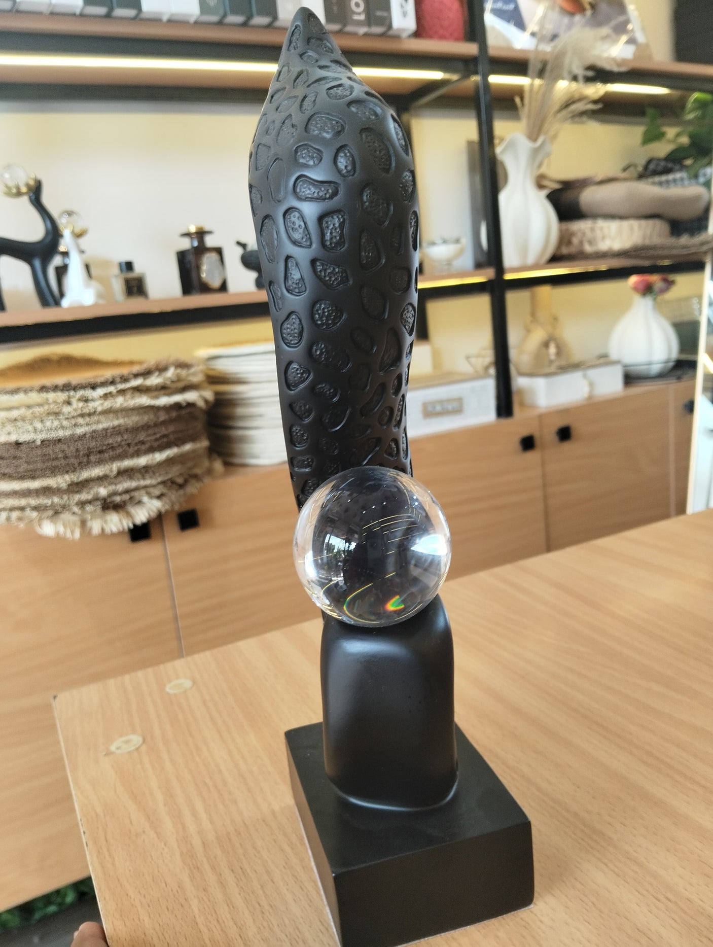 Material:
Premium-quality resin
Hand-finished for a refined, artistic look
Uses:
Office or home tabletop décor
Ideal for sports-themed or modern interiors
Great as a gift for golf enthusiasts
Perfect for display on shelves, desks, or reception areas