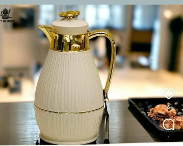 Feenik Vacuum Insulated Flask with Gold Lining, Gold Handle and Lid — 1L spn