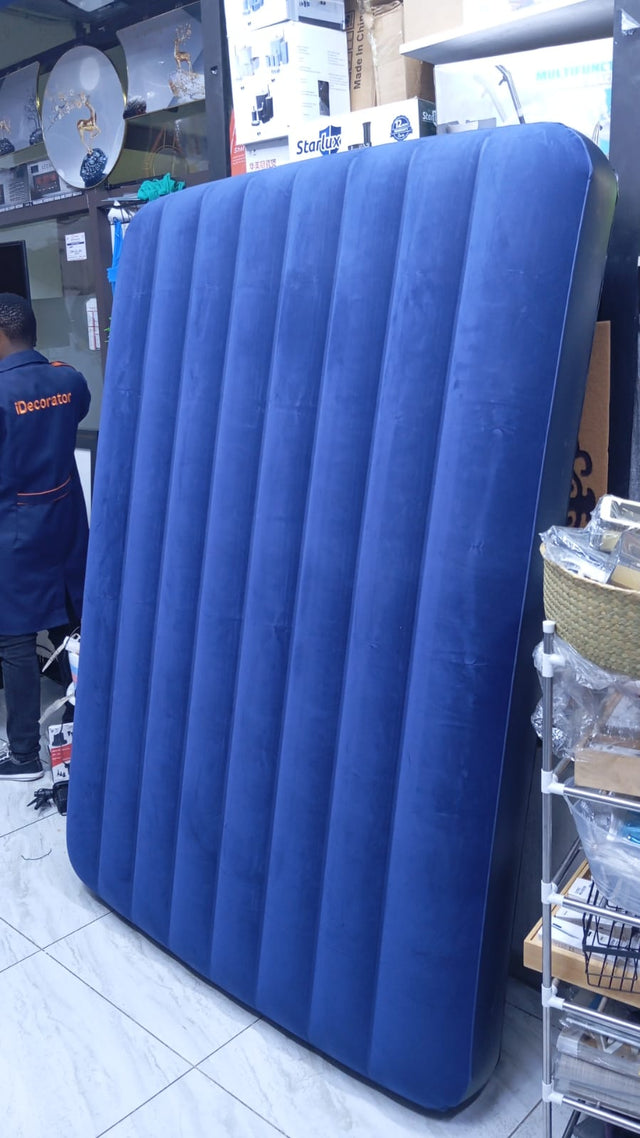 Inflatable air mattress with electric pump 4/6
