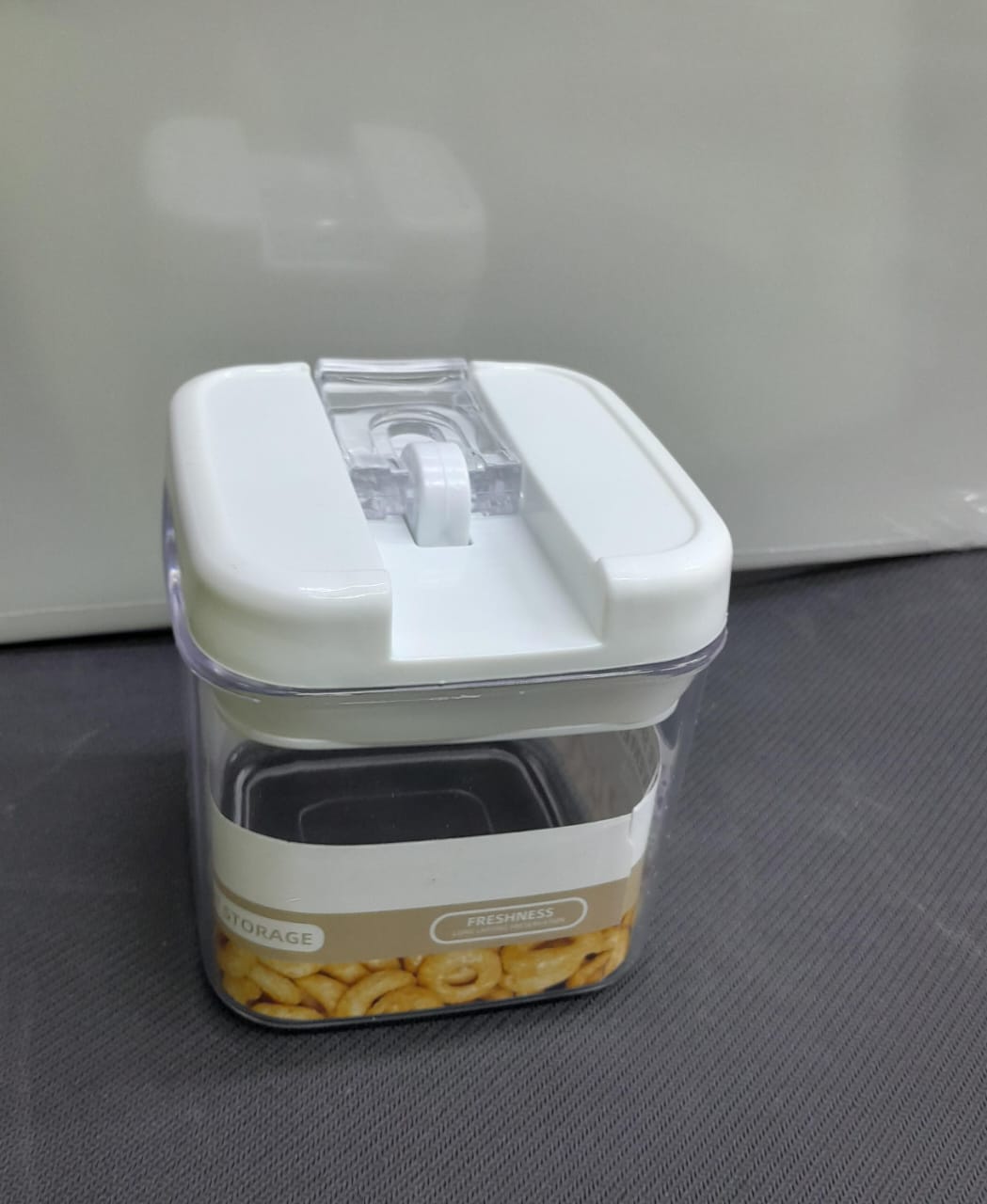 Airtight Easy lock storage containers