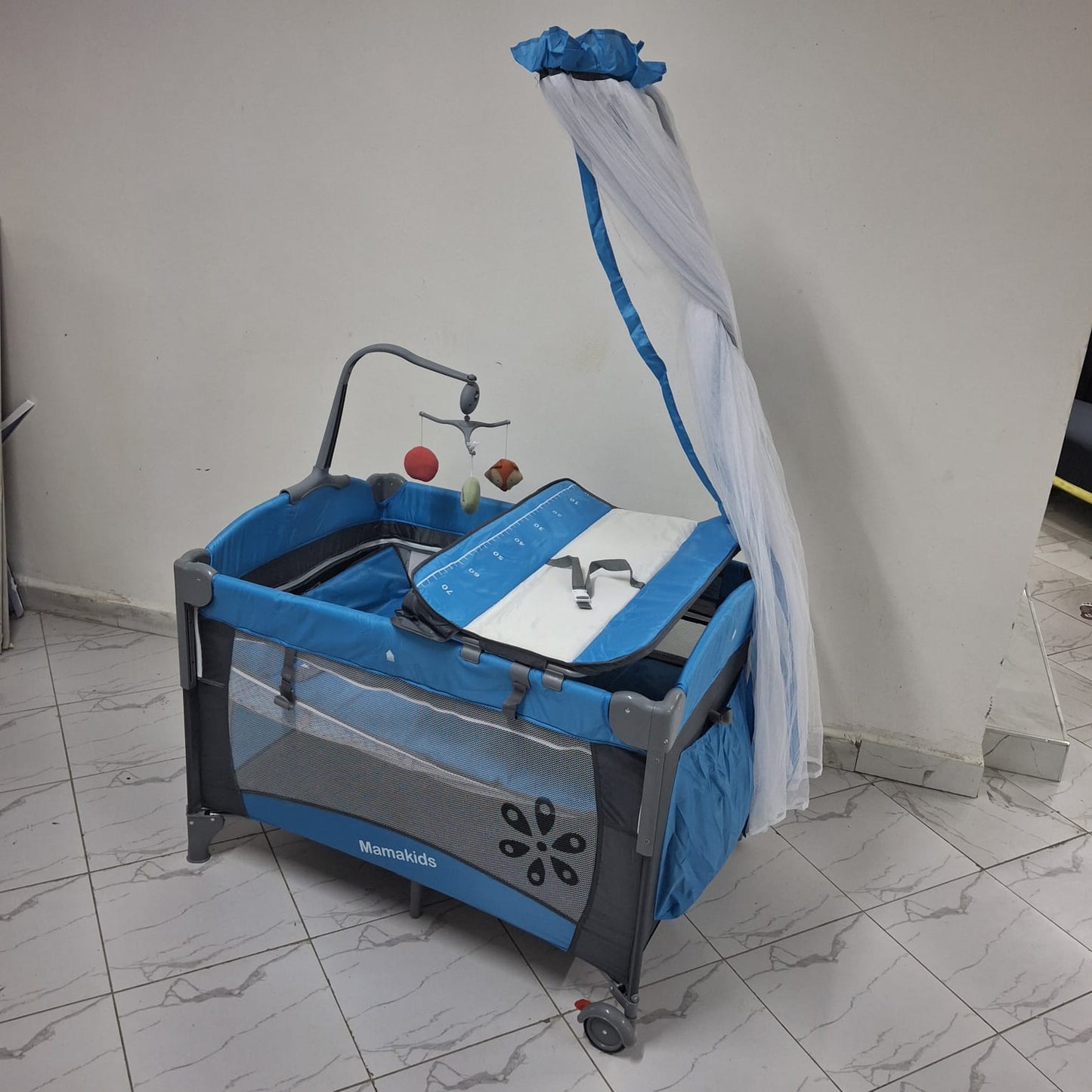 Opens halfway Has a stand net Comes with a changing mat Has its carriage bag Suitable for ages 0- 4yrs