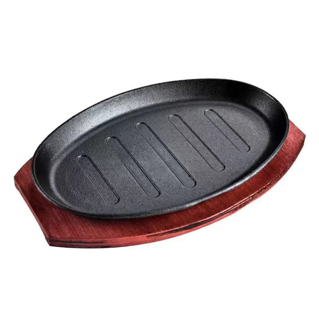 Sizzling plate with wooden base