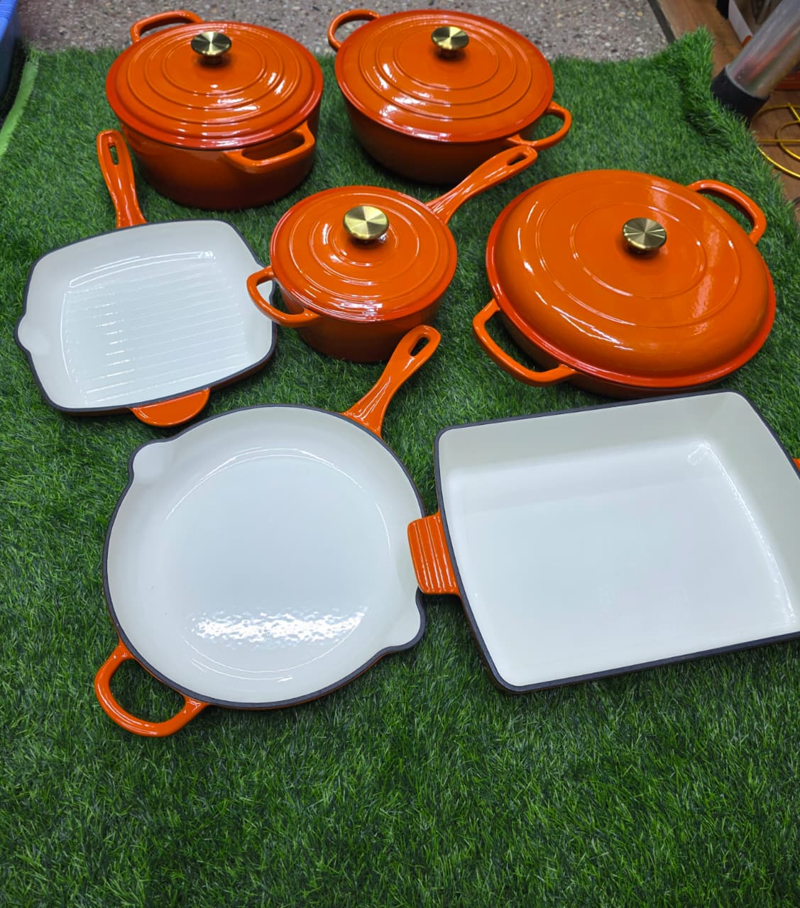 CAST IRON COOKING POTS