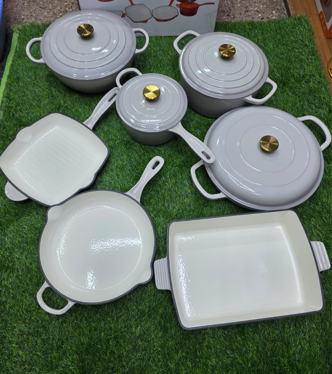 CAST IRON COOKING POTS