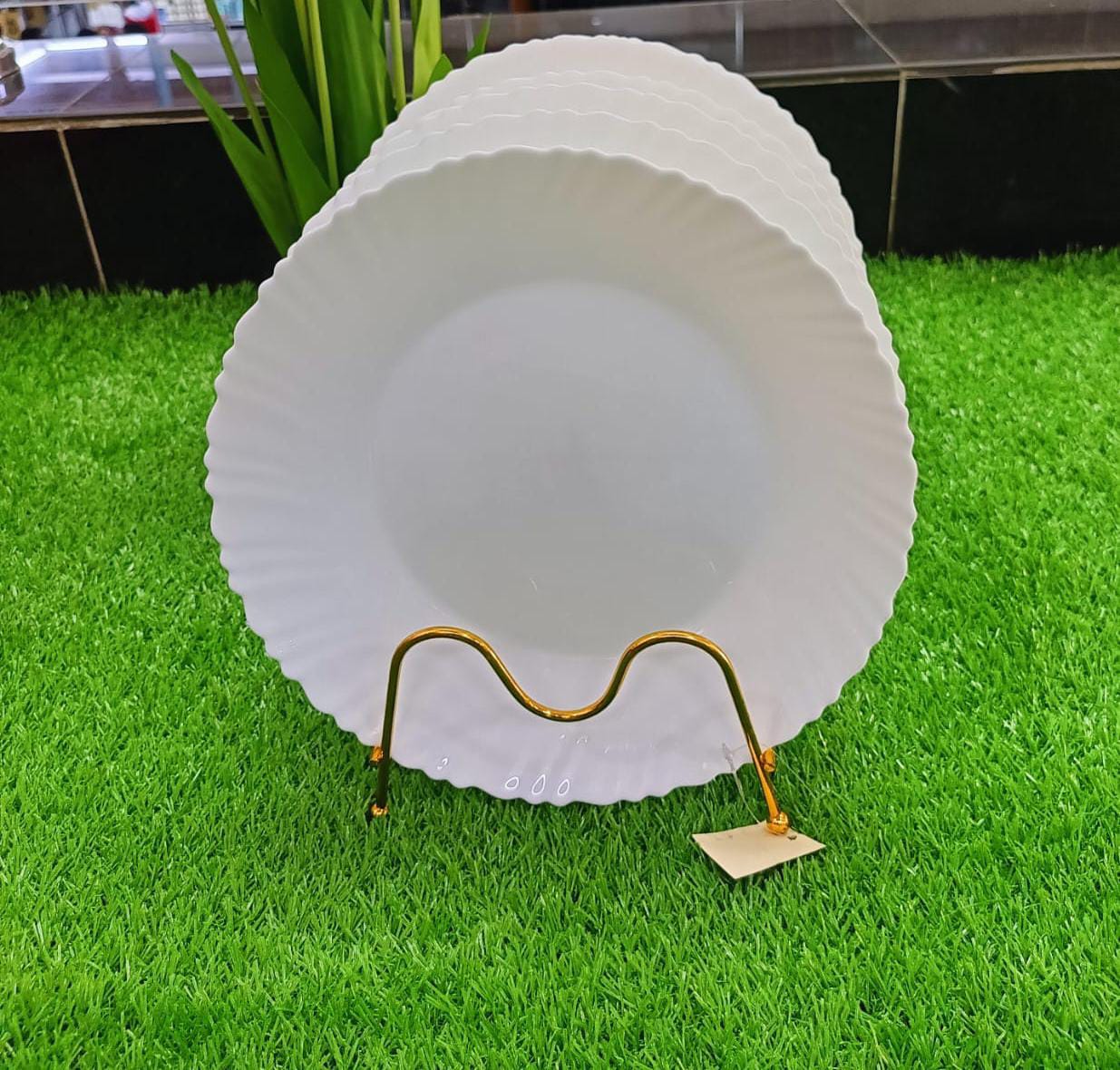 A set of 6  round dinner plates