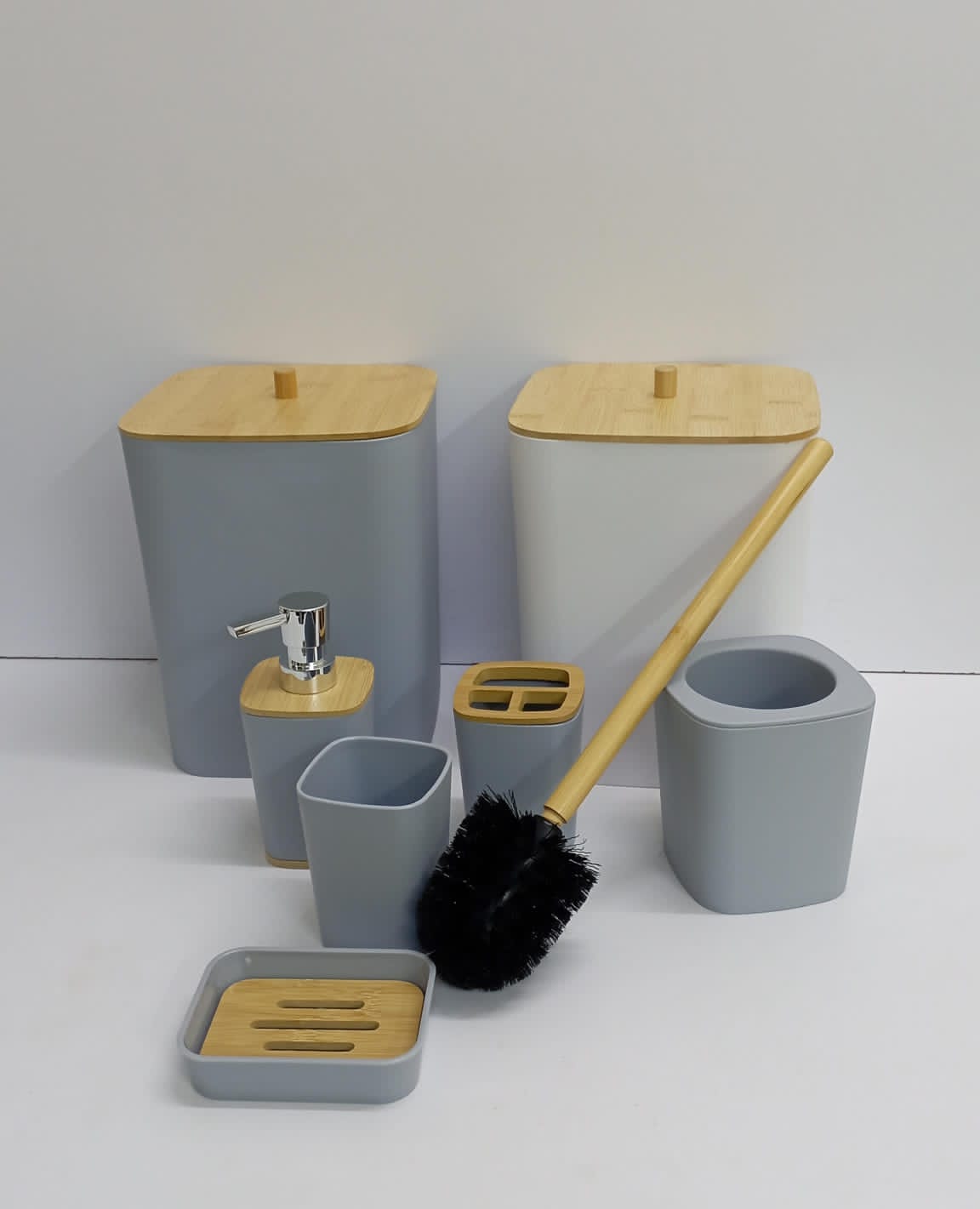 Bathroom accessories set