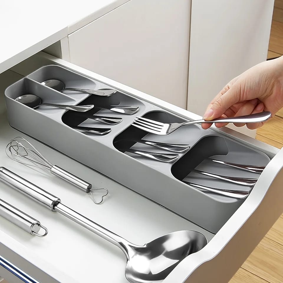 Compact cutlery holder