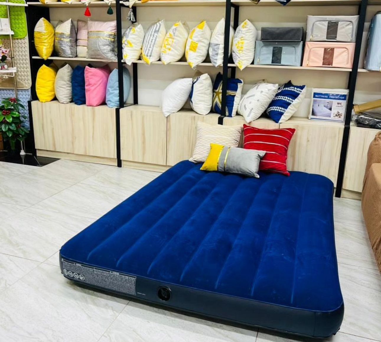 Inflatable air mattress with electric pump and headrest 4/6