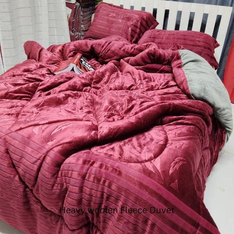  Heavy woolen Fleece Duvet
Size:7×8&6×7
▫️Duvet 
▫️fleece bedsheet 
▫️2pillowcases 
