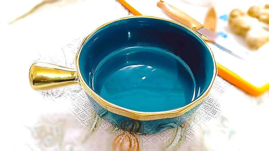 Porcelaine snack bowl with handle