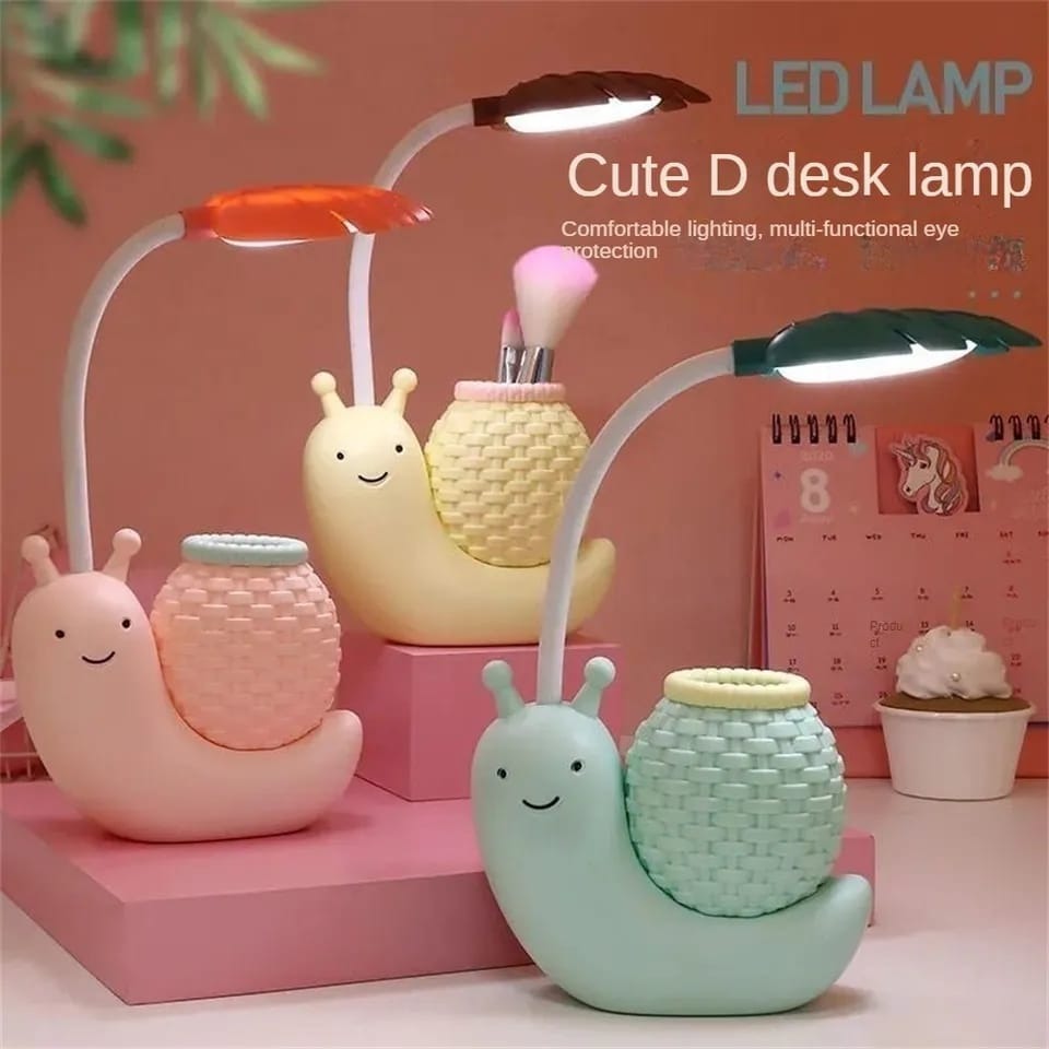 Cartoon LED Snail Desk Lamp – Kids Night Light & Reading Lamp

🐌 Cute snail design – perfect for children’s rooms

💡 LED light – no strobe, eye-friendly for reading

🔄 Flexible neck – adjustable to any angle

✏️ Built-in pen holder – keeps stationery organized

🌙 Warm white color – cozy night light ambiance

🔌 USB rechargeable – easy and convenient

🏠 Ideal for: bedside lamp, study desk, or room decor

📏 Size: 28 x 10.5 cm