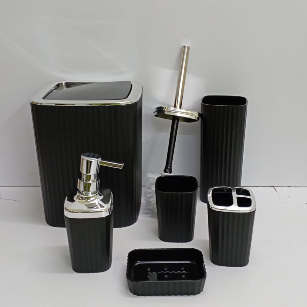 Bathroom accessories set