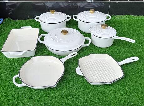 CAST IRON COOKING POTS 
