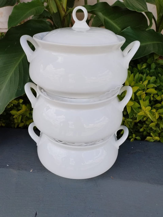 Plain porcelain serving pot