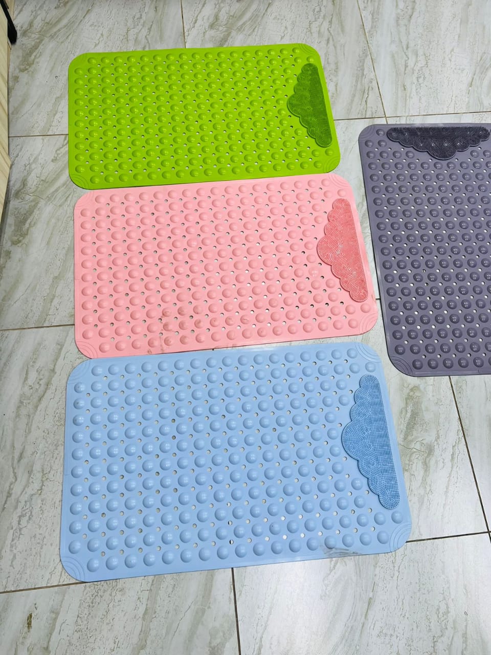 Non-Slip Bath Mat with Foot Scrubber, Suction Cups and Drain Holes. (50 x80cm)