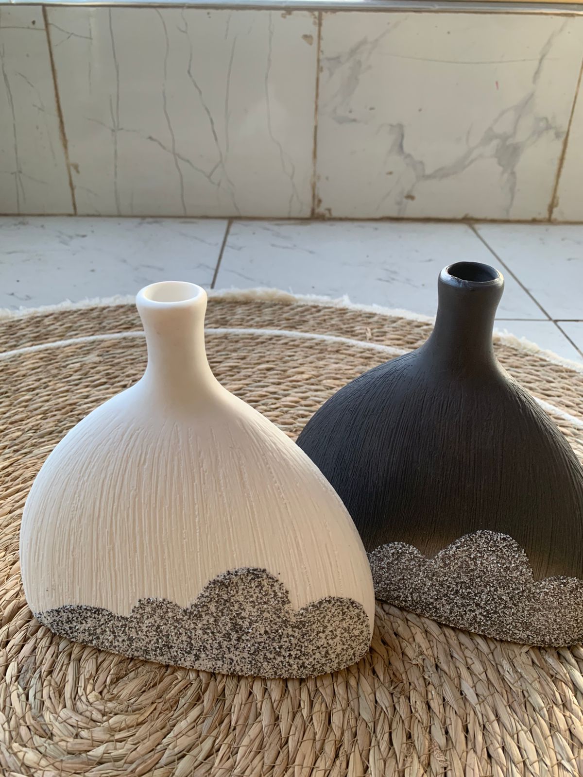 Modern Ceramic Vase - Fish-Tail Design in Matte Black & White, Handcrafted with Snow Powder Mountain Patterns for Home Décor