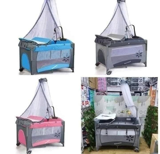 Opens halfway  Has a stand net  Comes with a changing mat  Has its carriage bag  Suitable  for ages 0- 4yrs