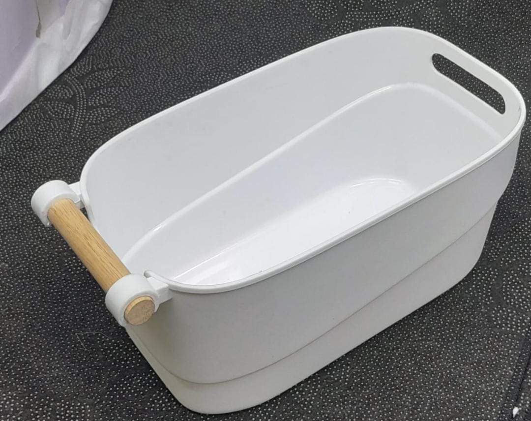 Laundry basket with bamboo handle