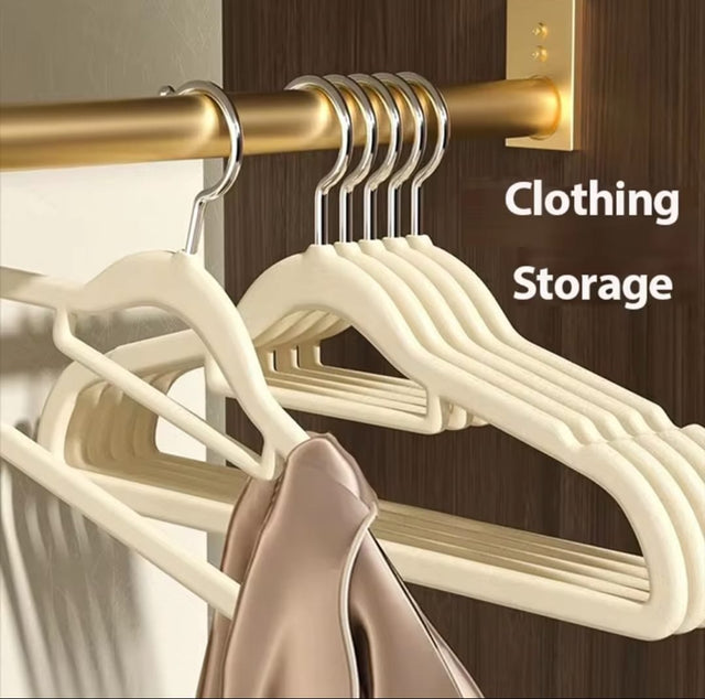 Set of beige velvet hangers 