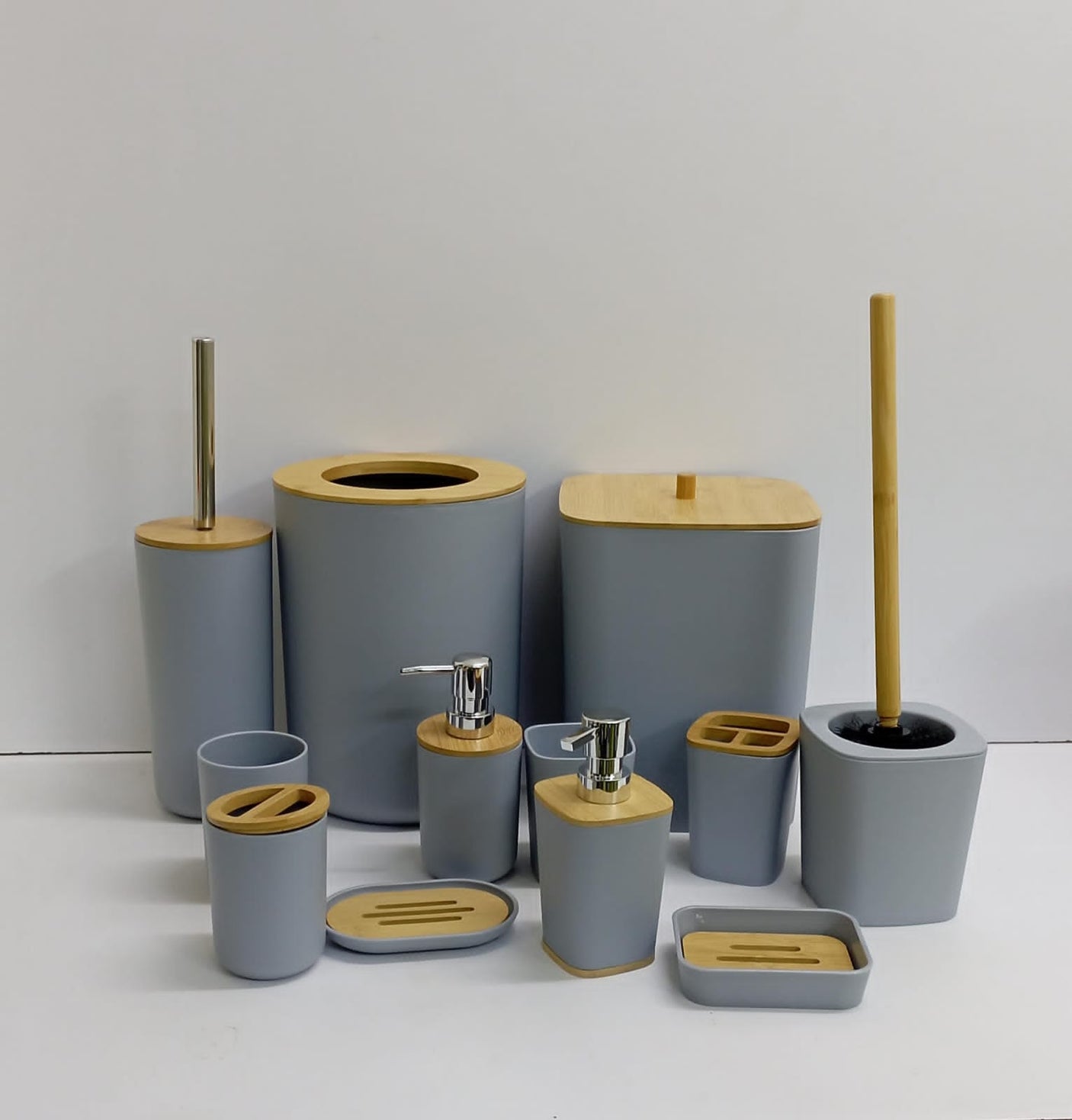 Bathroom accessories set