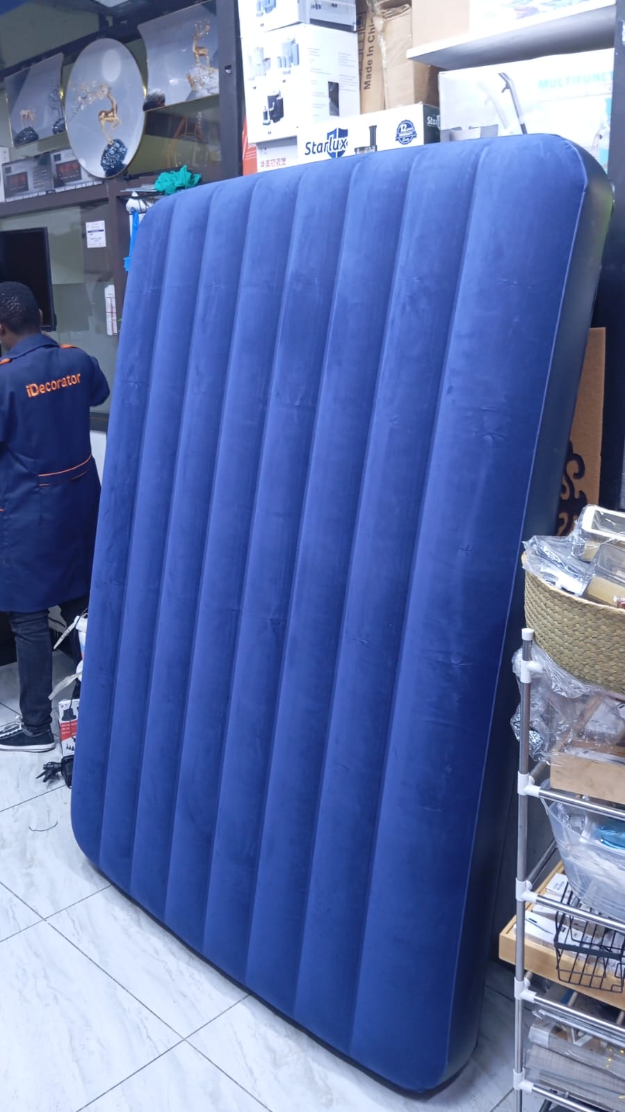 Inflatable air mattress with electric pump  4/6