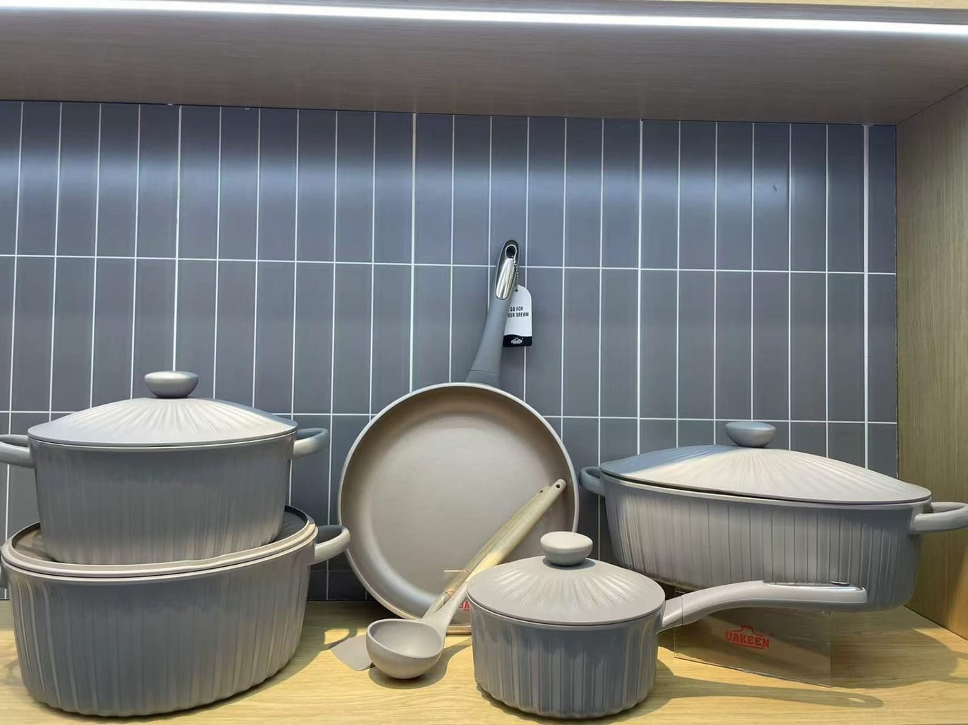 UAKEEN 10-piece cream non-stick cookware set with ribbed granite-coated pots, frying pan, saucepan, casserole dish with lids and cooking utensils